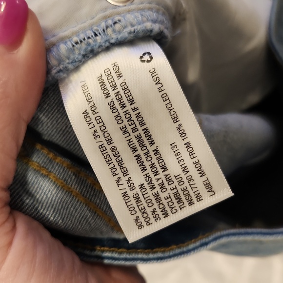 Light wash, distressed mid rise Universal Threads bermuda shorts size 14! - Picture 4 of 10